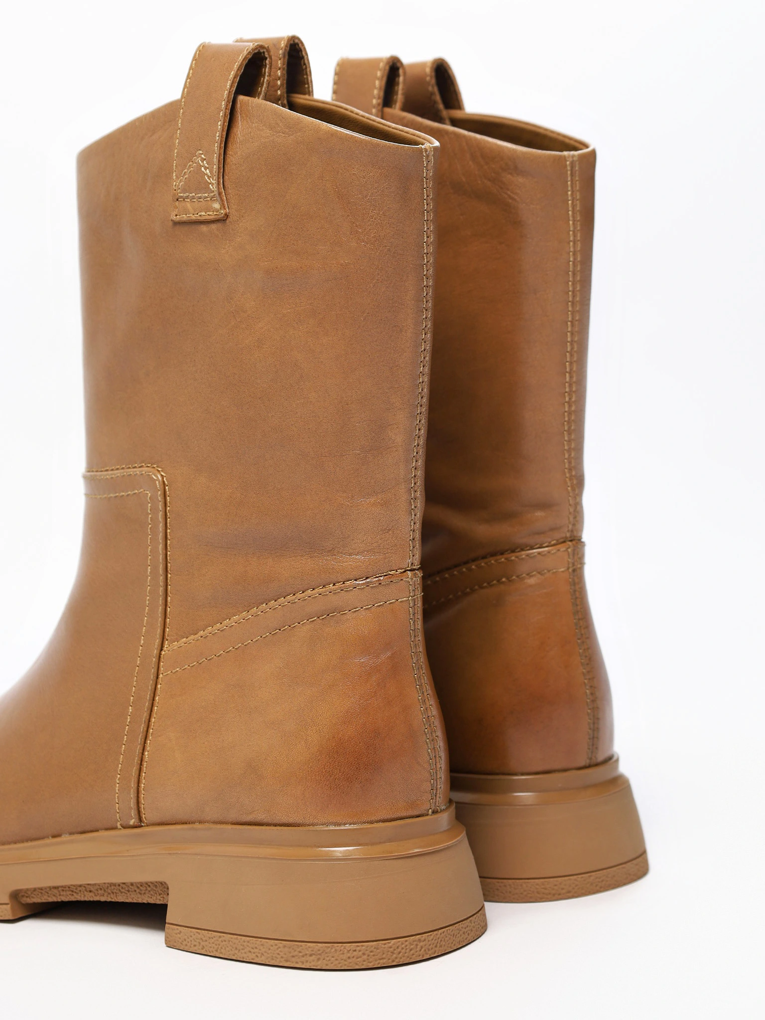 Ботинки светло-коричневого цвета на среднем каблуке